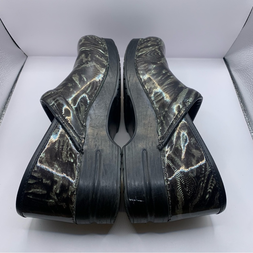 Womens Dansko Nursing Clogs Shoes Gray  Geometric Swirls Size 42 US 11.5 - Picture 6 of 8